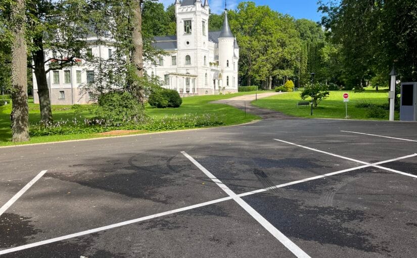 Atjaunots auto stāvlaukums pie Stāmerienas pils!