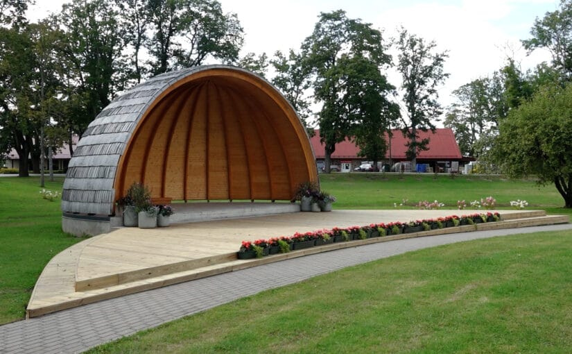 Lizuma attīstības biedrība īstenojusi projektu “Lizuma estrādes apkārtnes labiekārtošana: vieta kultūrai un kopienai”