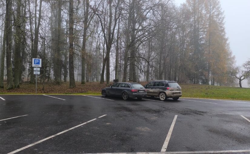 Visiem pieejams auto stāvlaukums pie Stāmerienas pils